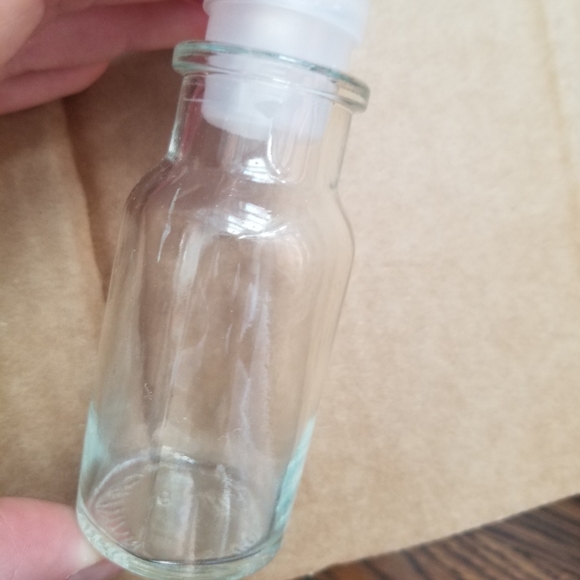 *FREE Gift* Set of small glass bottles - Picture 3 of 5
